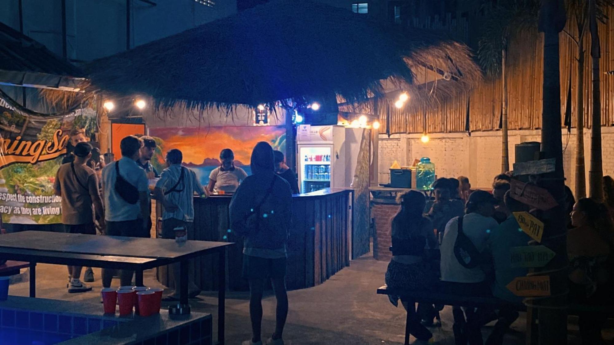 הוסטל Revolution Chiang Mai - Old Town מראה חיצוני תמונה